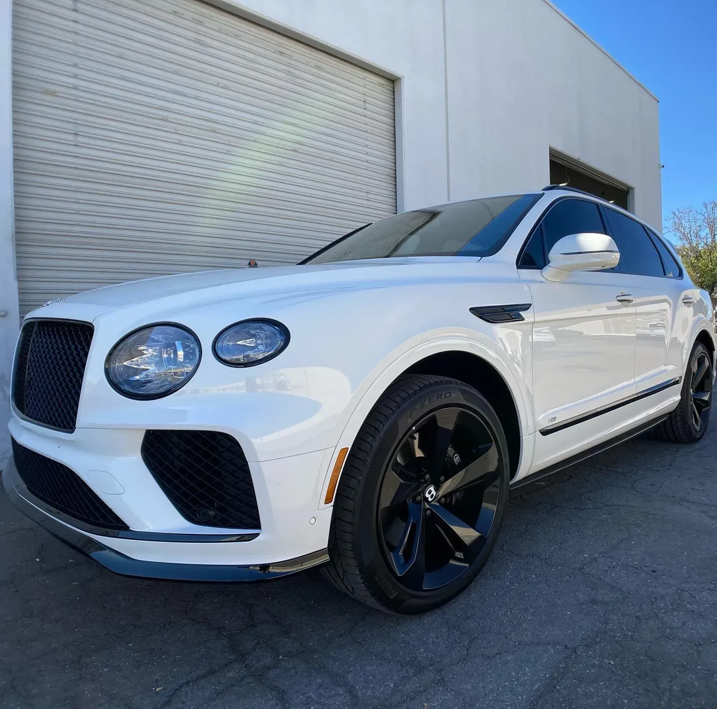 Bentley Bentayga — Side
